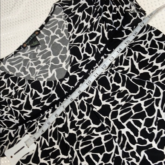 𝅺SUZIE in the City Animal Print Top - Picture 3 of 6